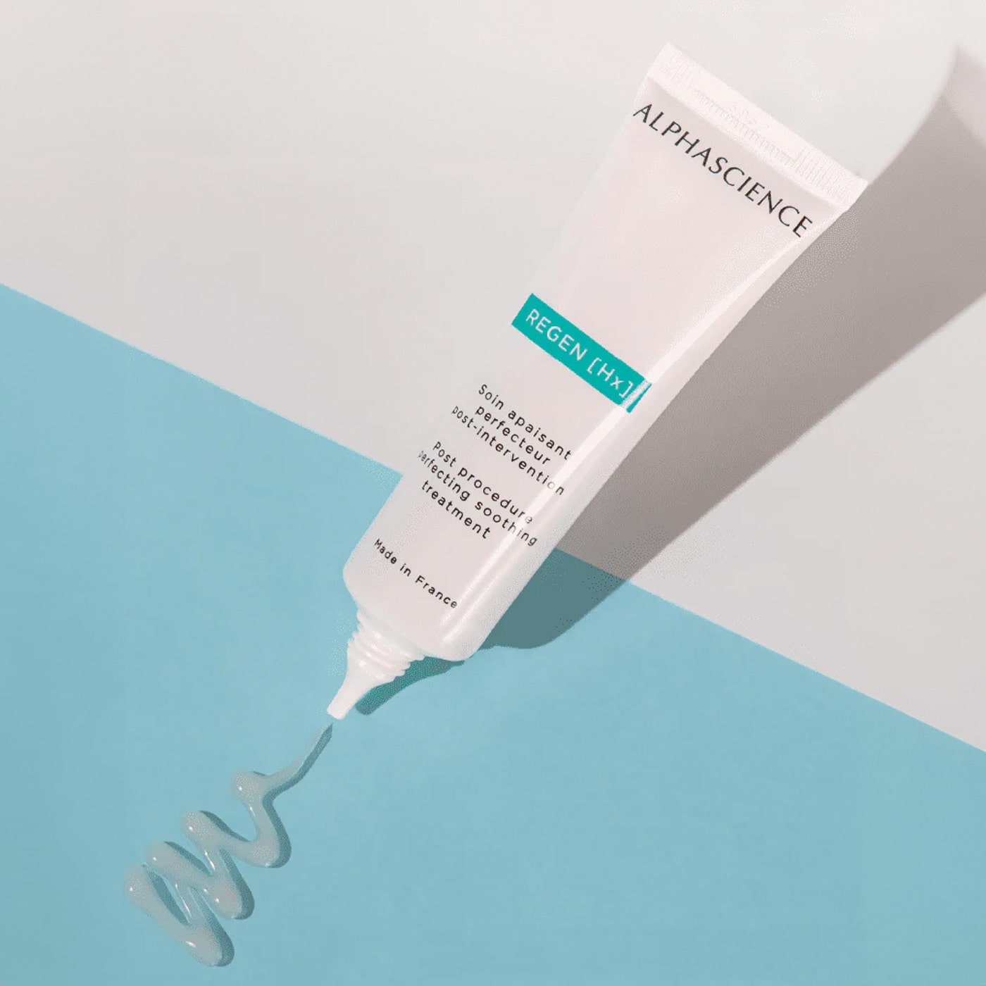 Crème-gel translucide étalée finement sur deux doigts. | Translucent gel cream spread thinly across two fingertips.