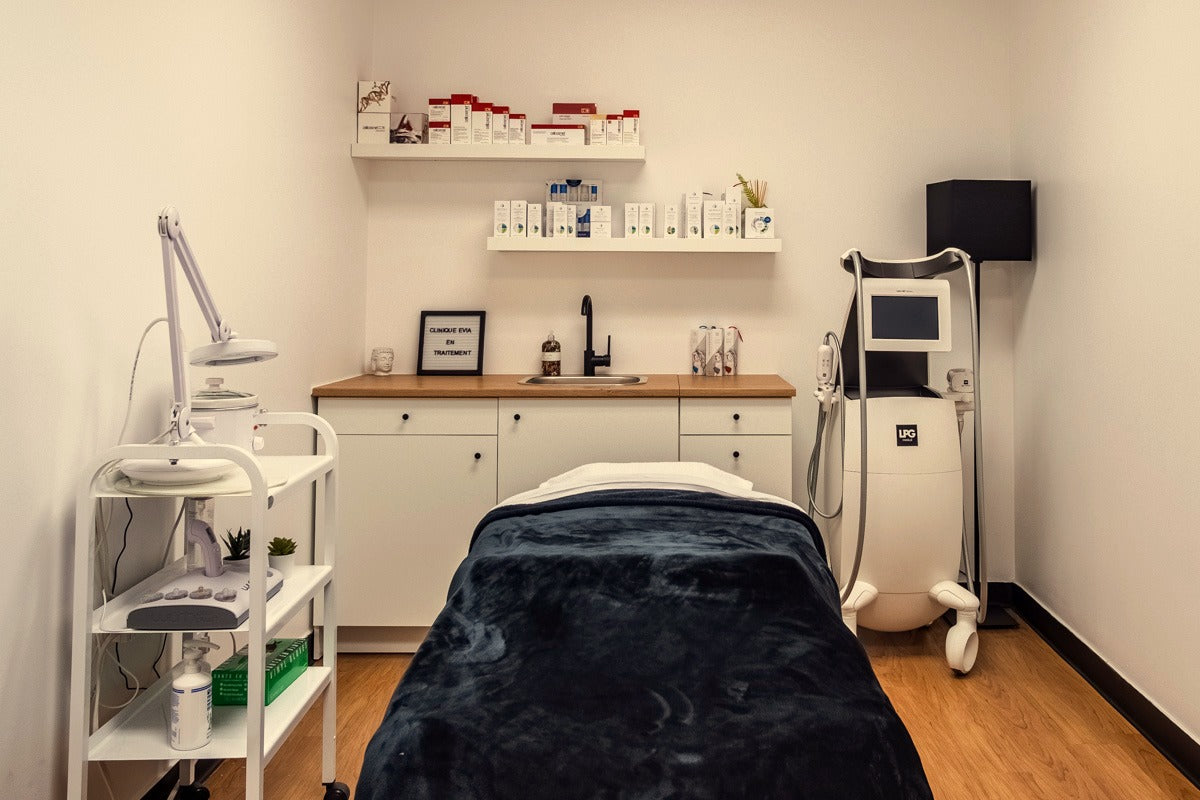 La salle de soin, ton chaud | The treatment room, warm tone